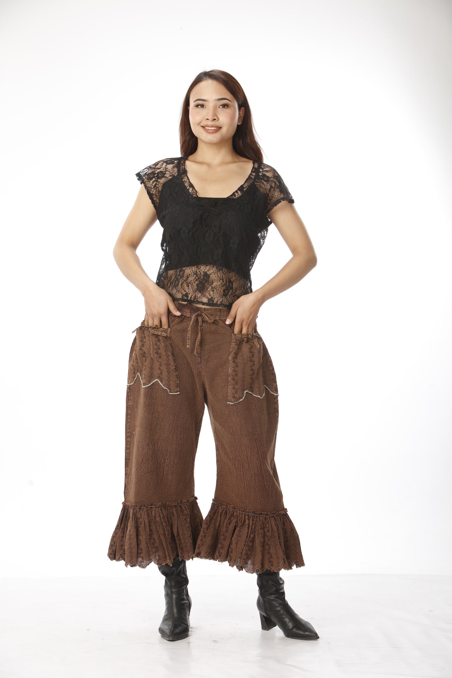 Cotton 3⁄4 Pants with Lace Pockets