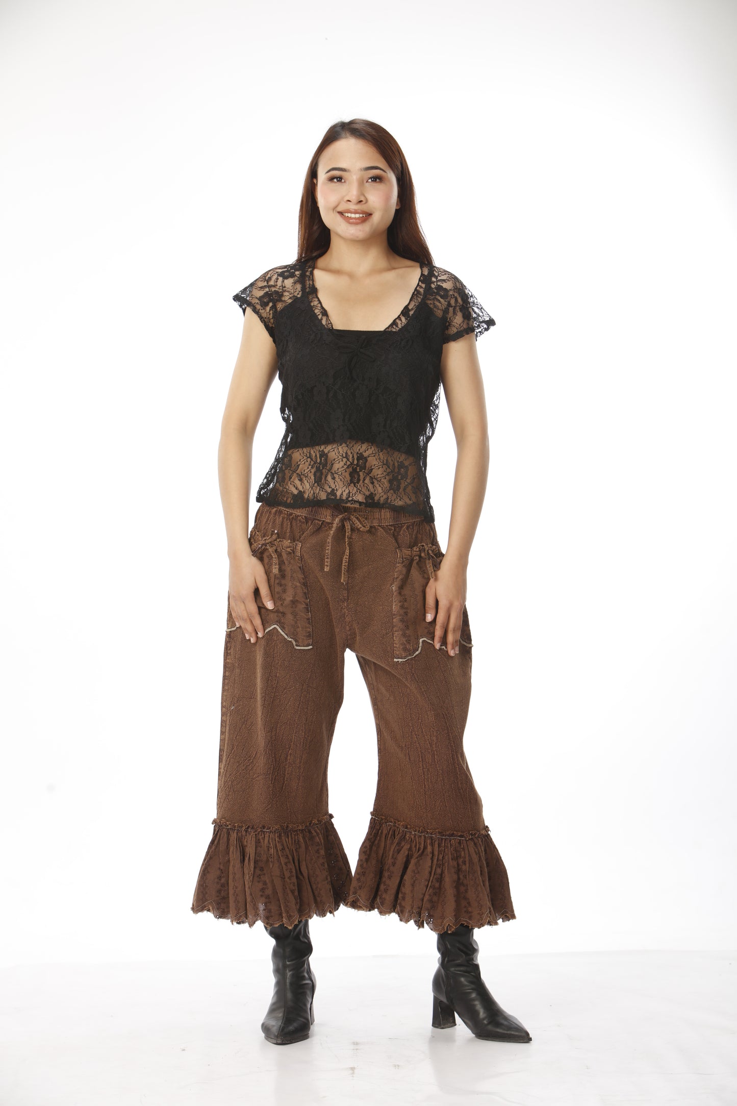 Cotton 3⁄4 Pants with Lace Pockets